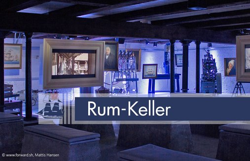 Im Rum-Keller stehen Betonbänke, die zum Verweilen einladen. Von den Deckenbalken hängen Monitoren, auf denen ein Film über Flensburger Kaufleute gezeigt wird. Im hinteren Bereich hängen Gemälde von der Decke, auf ihnen sind Segelschiffe und Personen zu sehen. Auch verschiedene Geräte zum Abfüllen von Rum stehen in diesem Raum.