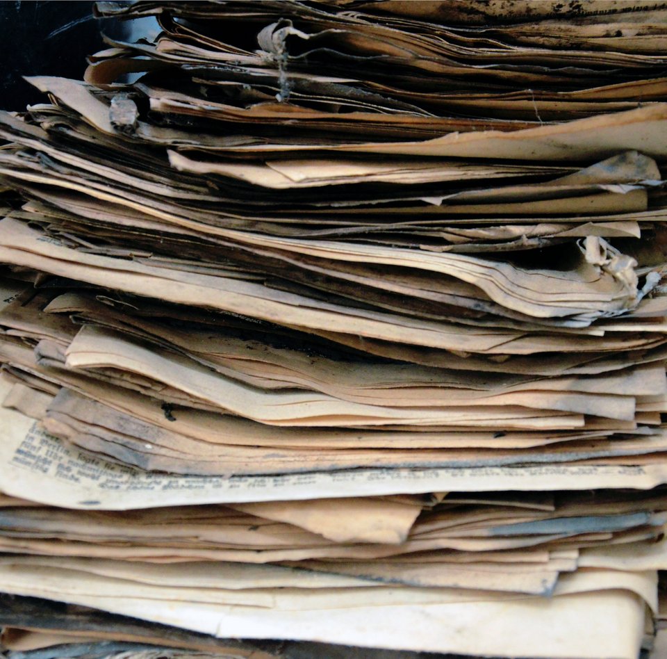 Auf dem Bild ist ein Stapel voller alter Zeitungen zu sehen.