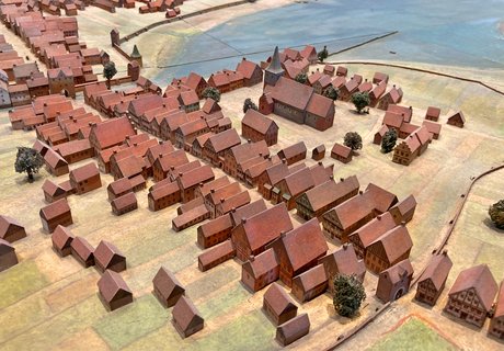 Das Stadtmodell zeigt Flensburg um 1600. Es sind Häuser, Gebäude, Kirchen und eine Stadtmauer zu sehen - und natürlich die Flensburger Förde.