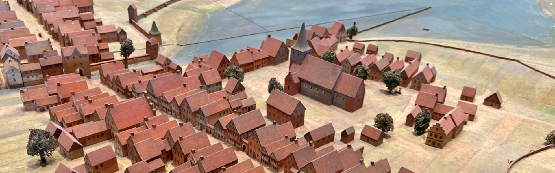 Das Stadtmodell zeigt Flensburg um 1600. Es sind Häuser, Gebäude, Kirchen und eine Stadtmauer zu sehen - und natürlich die Flensburger Förde.