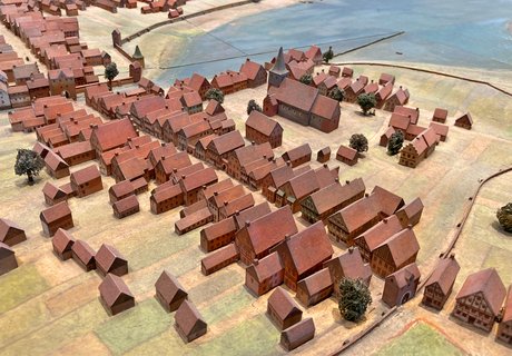 Das Stadtmodell zeigt Flensburg um 1600. Es sind Häuser, Gebäude, Kirchen und eine Stadtmauer zu sehen - und natürlich die Flensburger Förde.
