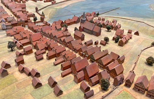Das Stadtmodell zeigt Flensburg um 1600. Es sind Häuser, Gebäude, Kirchen und eine Stadtmauer zu sehen - und natürlich die Flensburger Förde.