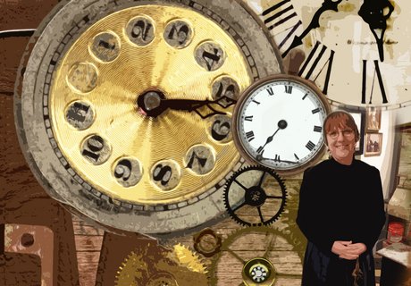 Det kunstnerisk bearbejdede farvefoto viser en kvinde i kostume. Bag hende ses overdimensionerede ure og tandhjul.