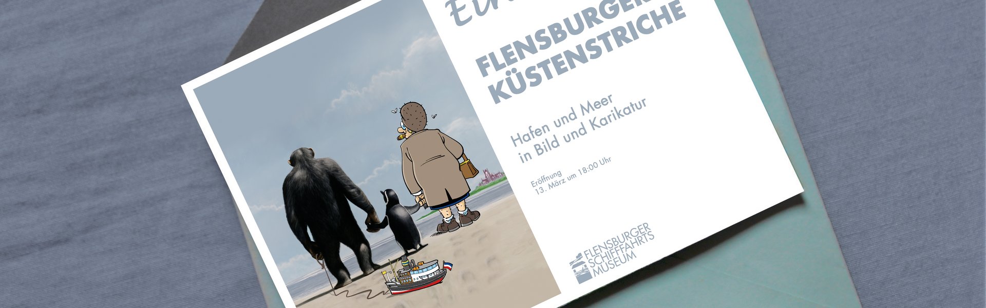 Auf dem Foto ist ein blauer Briefumschlag zu sehen. Dieser ist geöffnet. Auf dem Briefumschlag liegt eine Einladungskarte zur Eröffnung der Sonderausstellung FLENSBURGER KÜSTENSTRICHE im Flensburger Schifffahrtsmuseum.