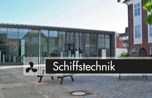 Im Hof des Flensburger Schifffahrtsmuseum, der mit Kopfsteinpflaster gepflastert ist, steht eine große Halle mit Glasfront. In der sogenannten Technikhalle findet man verschiedene Schiffstechnik. Ein grafischer Balken ist über dem Bild gelegt. Auf diesem in das Piktogramm sowie der Name der Ausstellung platziert.
