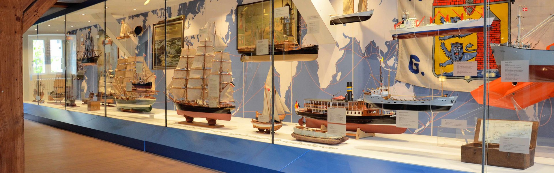 In der Ausstellung HAFEN & HÖFE gibt es eine ganz große Vitrine. In der Vitrine sieht man Modelle von Flensburger Schiffen.