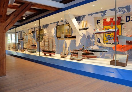 I udstilling HAVN & GÅRDE er der en meget stor vitrine, der strækker sig over hele rummets bredde. I vitrinen kan man se forskellige skibe fra Flensborg. 