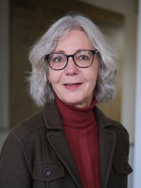 Auf dem Foto ist eine Frau zu sehen. Sie lächelt.