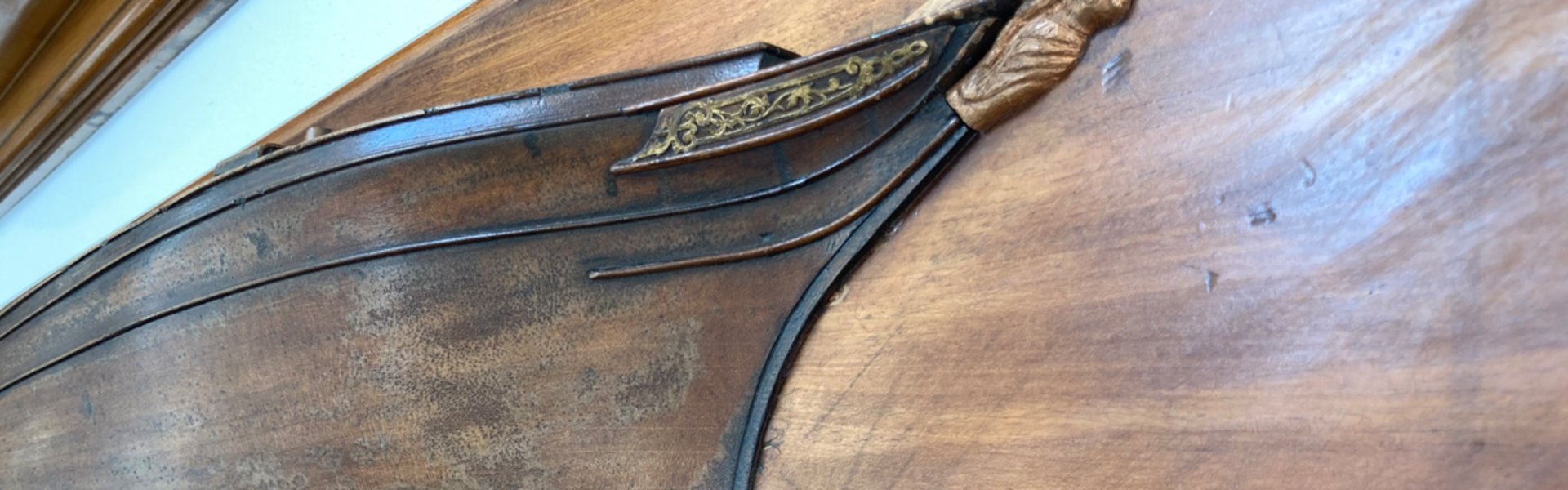 n einer Wand hängt ein Halbschiff der FSG. Es ist eine Detailaufnahme.