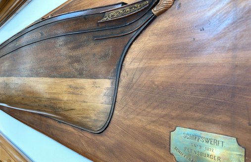 n einer Wand hängt ein Halbschiff der FSG. Es ist eine Detailaufnahme.