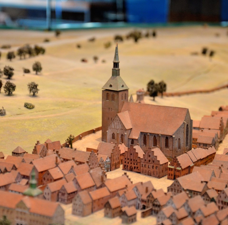 Das Stadtmodell zeigt Flensburg um 1600. Es sind Häuser, eine Kirche und die Stadtmauer zu sehen.