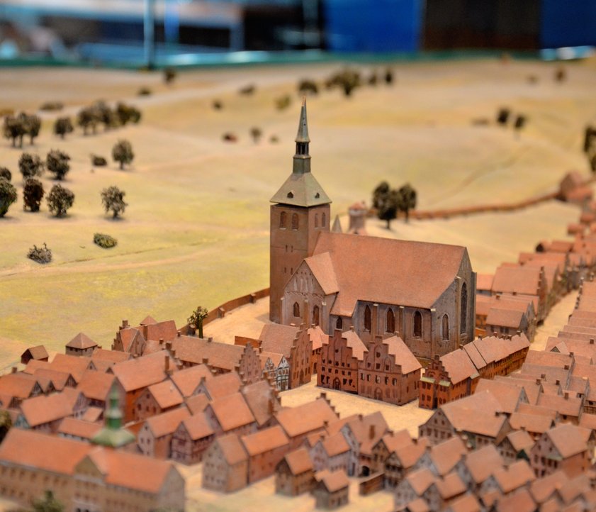 Das Stadtmodell zeigt Flensburg um 1600. Es sind Häuser, eine Kirche und die Stadtmauer zu sehen.
