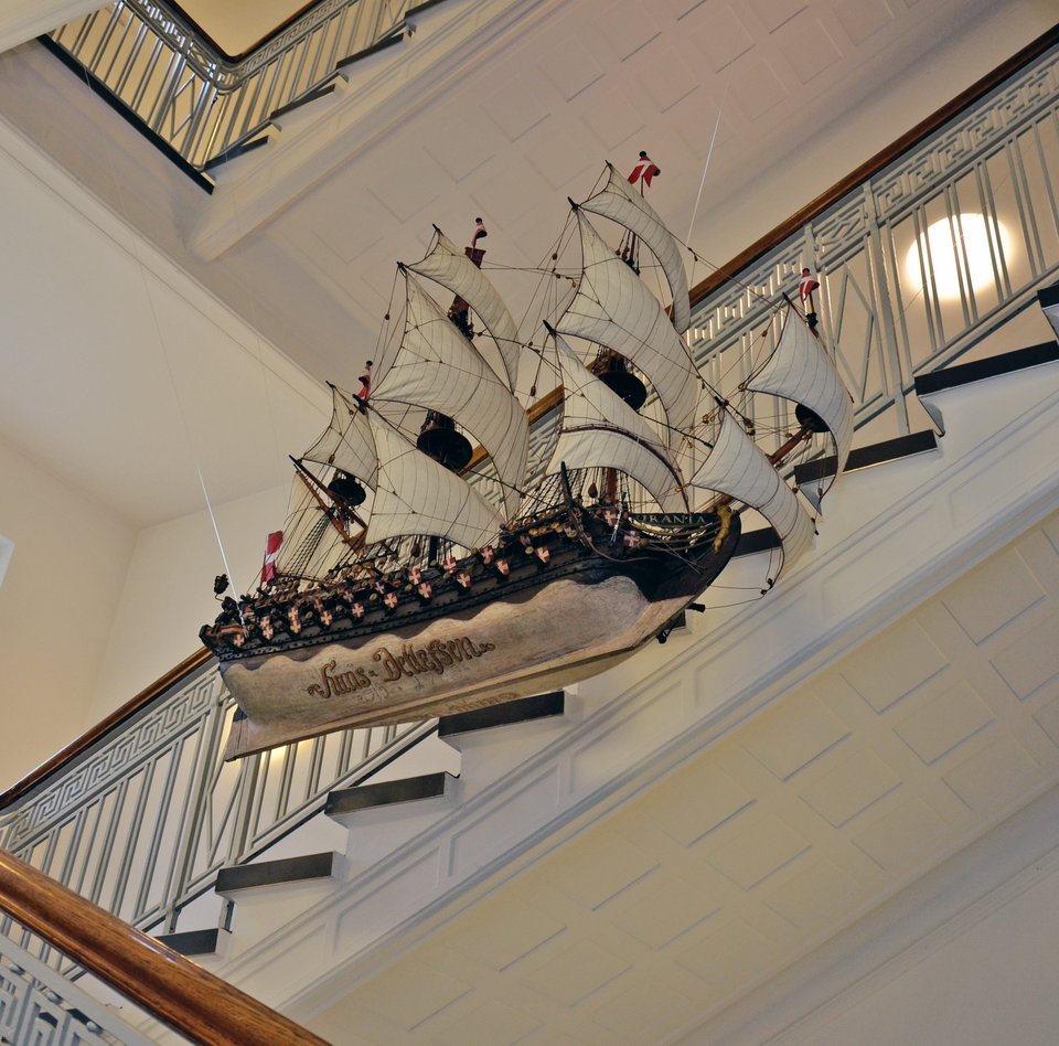 I trappeopgangen i baghuset hænger et votivskib. Det er et sejlskib, der er lavet af træ. Det er udstyret med mange kanoner. Skibet sejler under dansk flag.