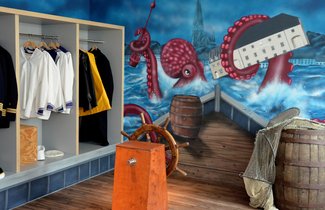 Im Flensburger Schifffahrtsmuseum kann man sich verkleiden und vor einer Wand fotografieren. Auf der Wand ist ein Bild von einem Riesenkraken gesprüht, der das Gebäude des Schifffahrtsmuseums mit seinem Tentakel festhält. Das Graffiti deutet an, dass man sich auf einem Schiff befindet und direkt auf den Riesenkraken zusteuert.
