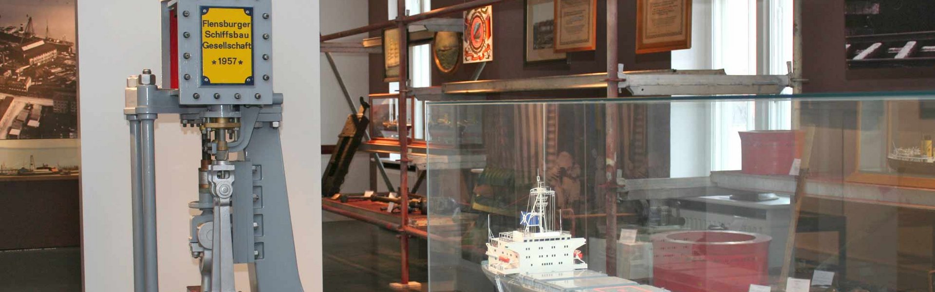 I midten af rummet står en model af et jernskib i en vitrine. Bagved står en maskine fra Flensburger Schiffsbau Gesellschaft. Over hele højre side af rummet står en stålreol med forskellige værktøjer, der blandt andet er nødvendige for at bygge et skib.