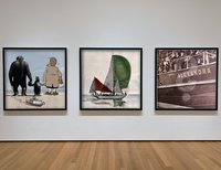 Auf den Bild sind drei Bilderrahmen zu sehen. Sie hängen nebeneinander an einer weißen Wand. In den Bilderrahmen sind Bilder platziert, die die Sonderausstellungen 2026 symboliseren sollen.