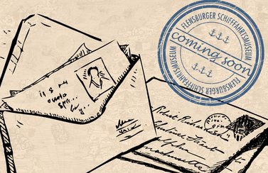 Auf dem Bild ist eine Strichzeichnung eines Briefumschlages zu sehen. Dieser ist geöffnet, sodass man einen Brief sehen kann. Auf dem gesamten Bild ist ein Stempel mit der Aufschrift "Flensburger Schifffahrtsmuseum - coming soon".