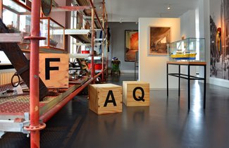 In der Werftabteilung des Flensburger Schifffahrtsmuseum steht ein massives Metallregal mit den unterschiedlichsten Werkzeugen, die man zum Bau eines Schiffes benötigt. Da das Bild auf der FAQ-Seite genutzt wird, wurden hier Würfel mit den Buchstaben F, A und Q hineingestellt.
