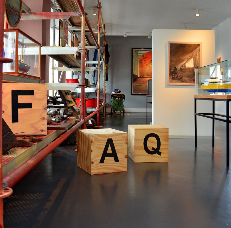 In der Werftabteilung des Flensburger Schifffahrtsmuseum steht ein massives Metallregal mit den unterschiedlichsten Werkzeugen, die man zum Bau eines Schiffes benötigt. Da das Bild auf der FAQ-Seite genutzt wird, wurden hier Würfel mit den Buchstaben F, A und Q hineingestellt.