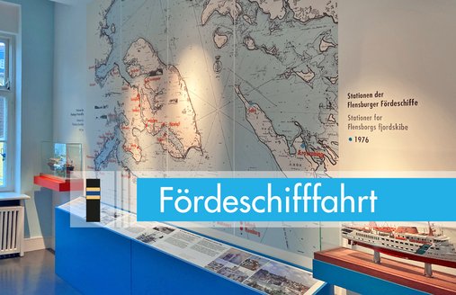 Auf der nahezu gesamte Länge und Größe einer Wand in der Ausstellung FÖRDESCHIFFFAHRT im Flensburger Schifffahrtsmuseum ist eine Karte abgedruckt, auf der Stationen der Flensburger Fördeschiffe eingezeichnet sind. Unter der Karte steht der Infotext und an den Seiten sind Modelle zweier Fördeschiffe in jeweils einer Vitrine.