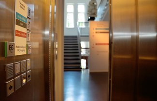 Aus dem Fahrstuhl, der sich im hinteren Gebäude befindet, wurde in das Treppenhaus fotografiert. Dort hängt ein Votovschiff von der Decke.